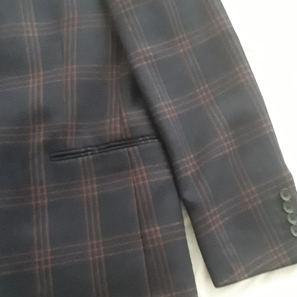 Suit - Picture 3 of 4